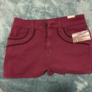 Short
Brand: BDG
Color : Wine/Bordx
Size: 27W